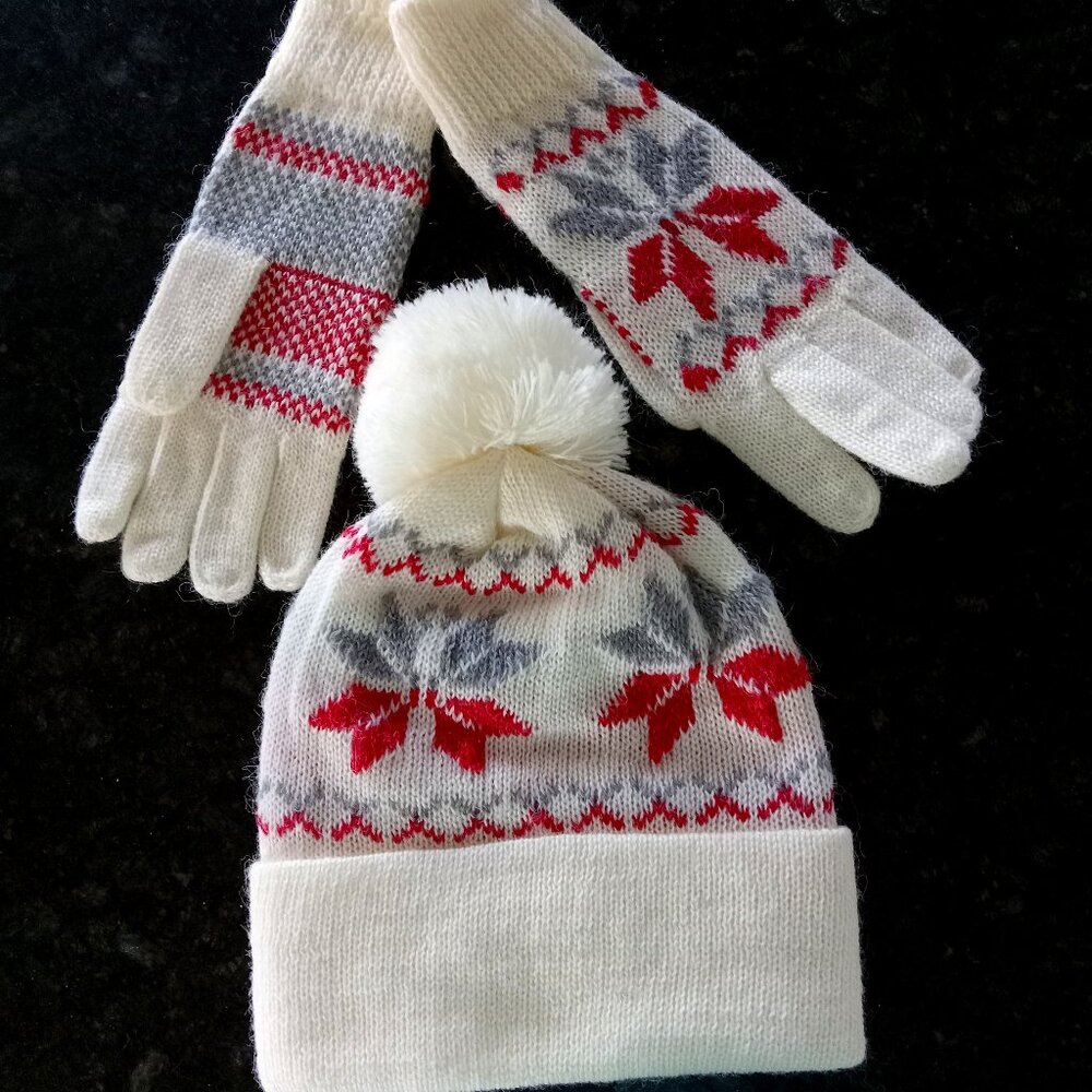 NEW WITHOUT TAGS: Cream Color Beanie & Gloves with Gray & Red Snowflakes